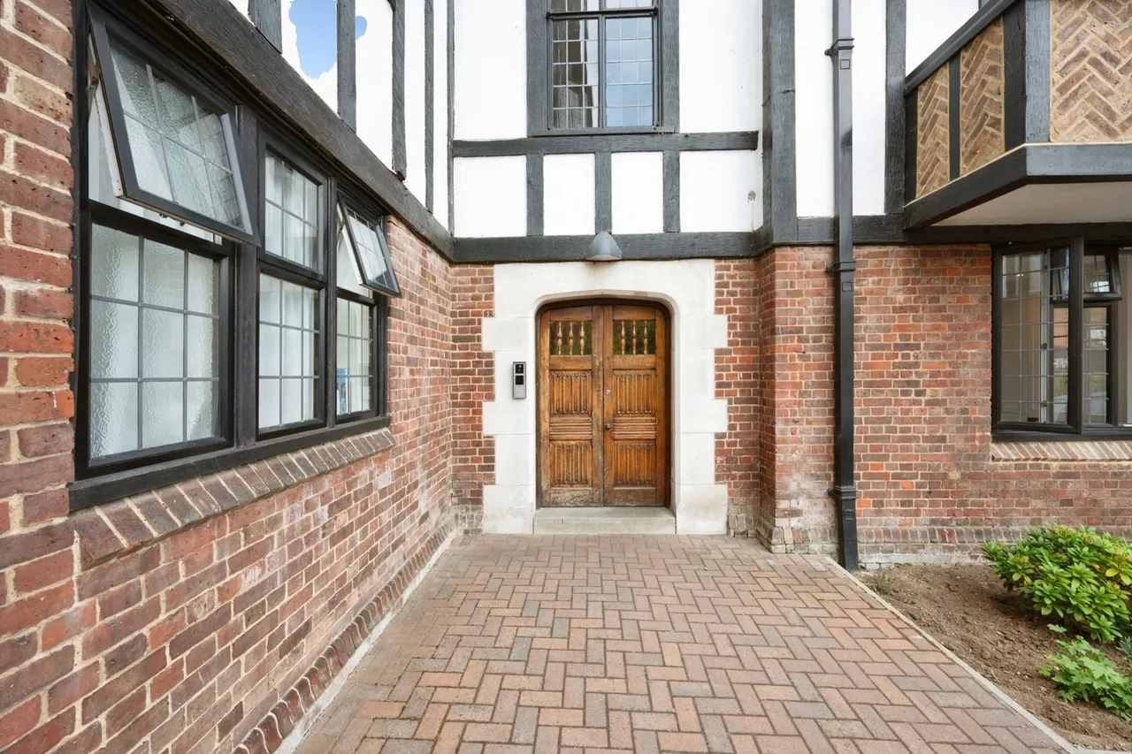 Queens Close, Esher, KT10, photo 11