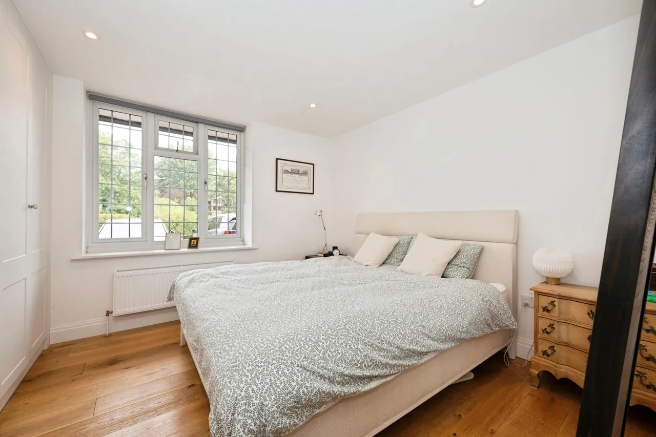 Queens Close, Esher, KT10, photo 9