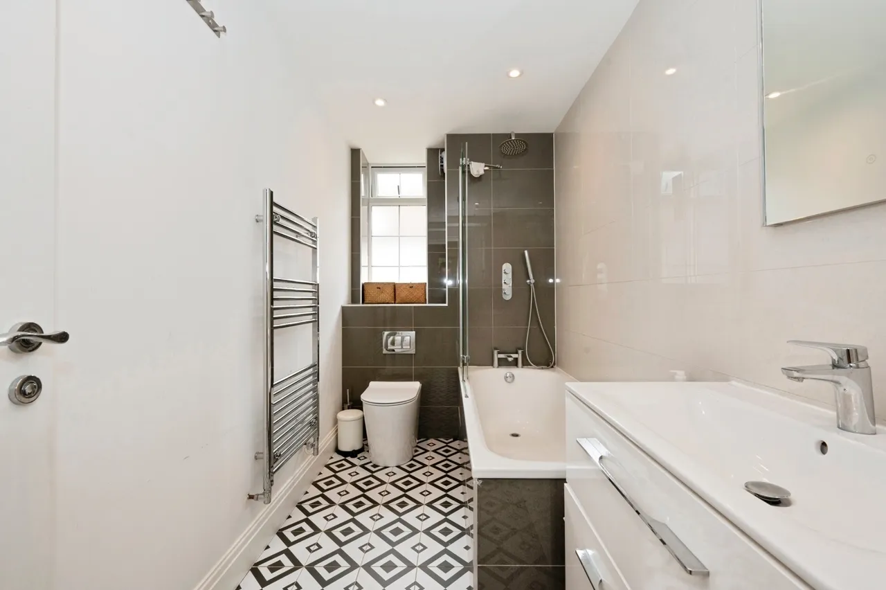 Queens Close, Esher, KT10, photo 8
