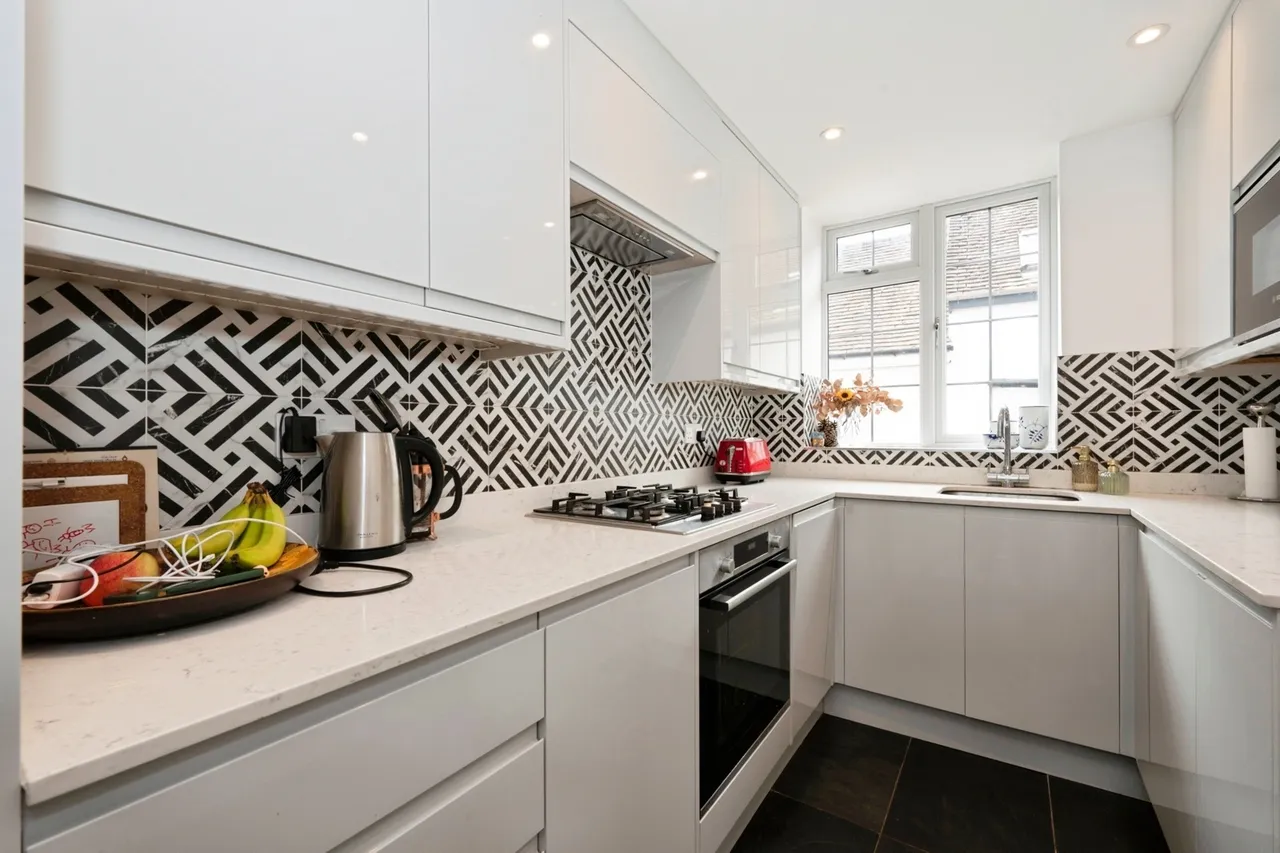 Queens Close, Esher, KT10, photo 2