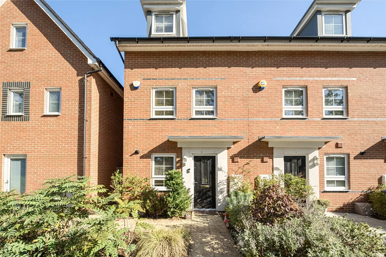 3 bed house for sale, Blackbess Lane, Chertsey, KT16