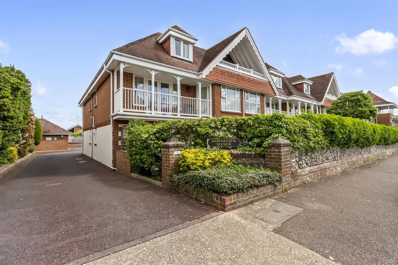 3 bed flat for sale — Cissbury Road, Worthing