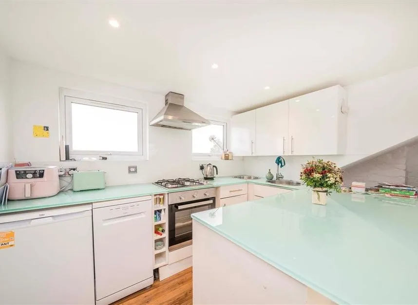 2 bed flat to rent, Stanley Road, Teddington, TW11
