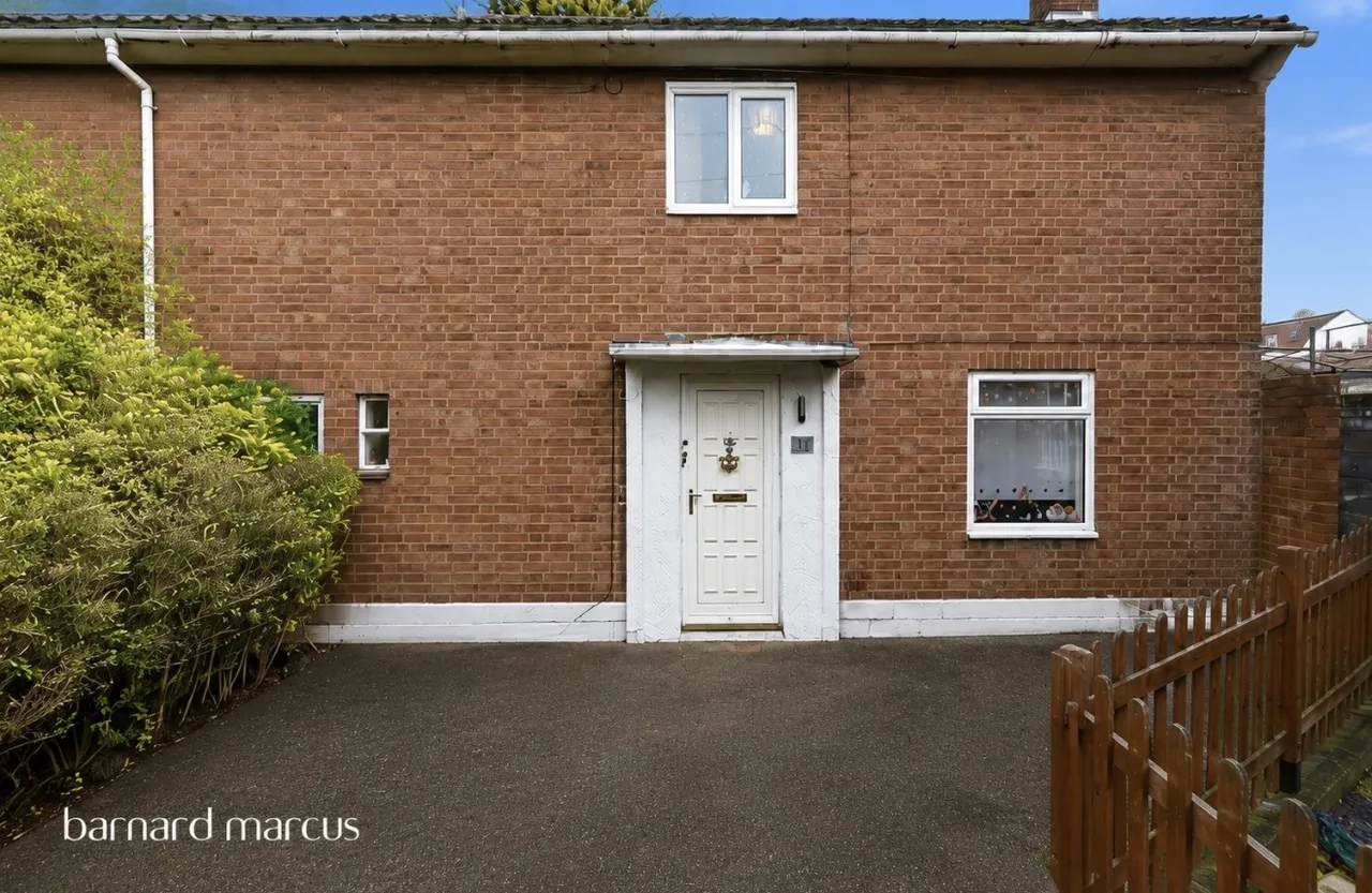 3 bed house for sale — Willcocks Close, Chessington