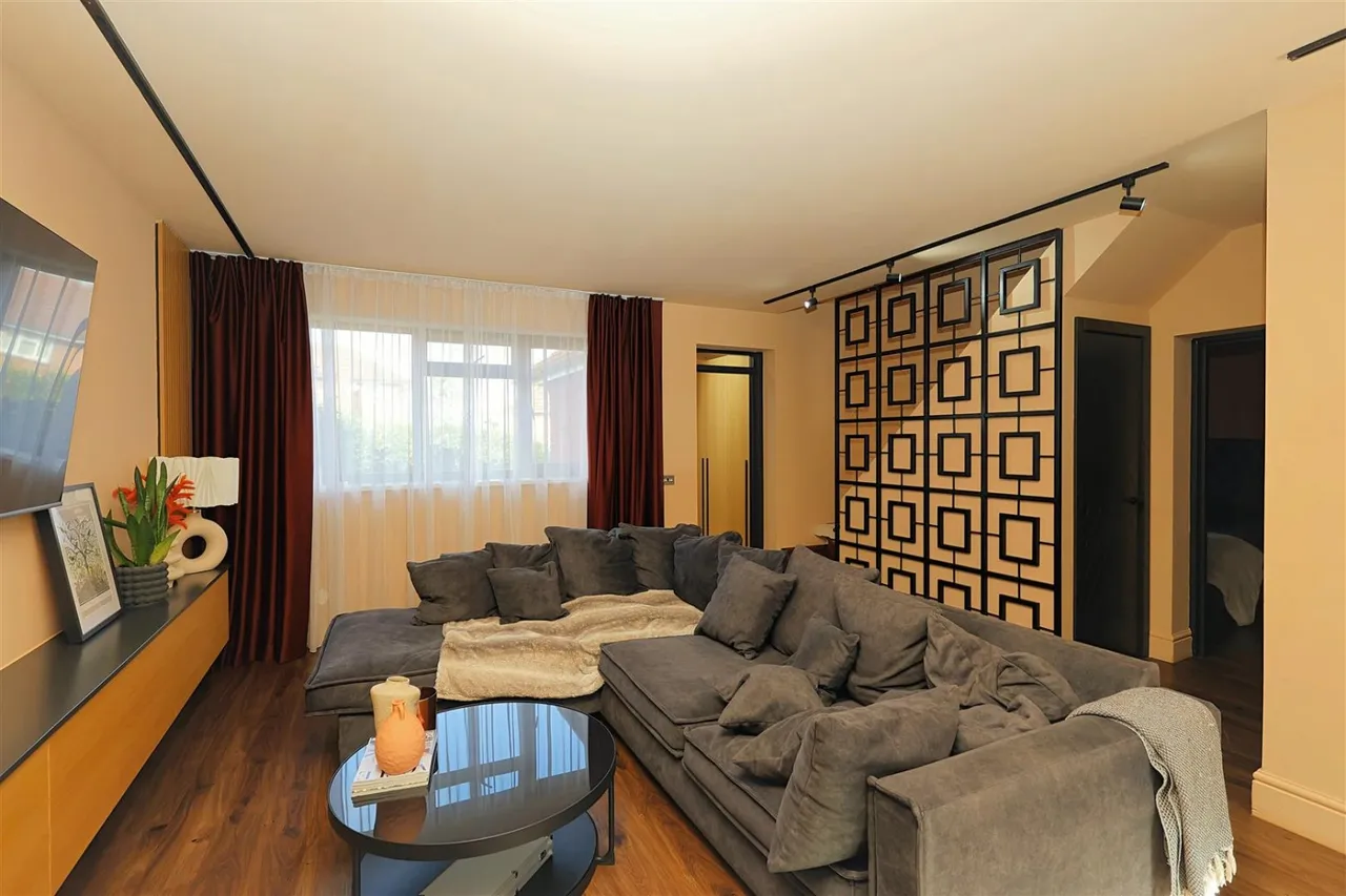 Westdale Drive, Pudsey, LS28, photo 5