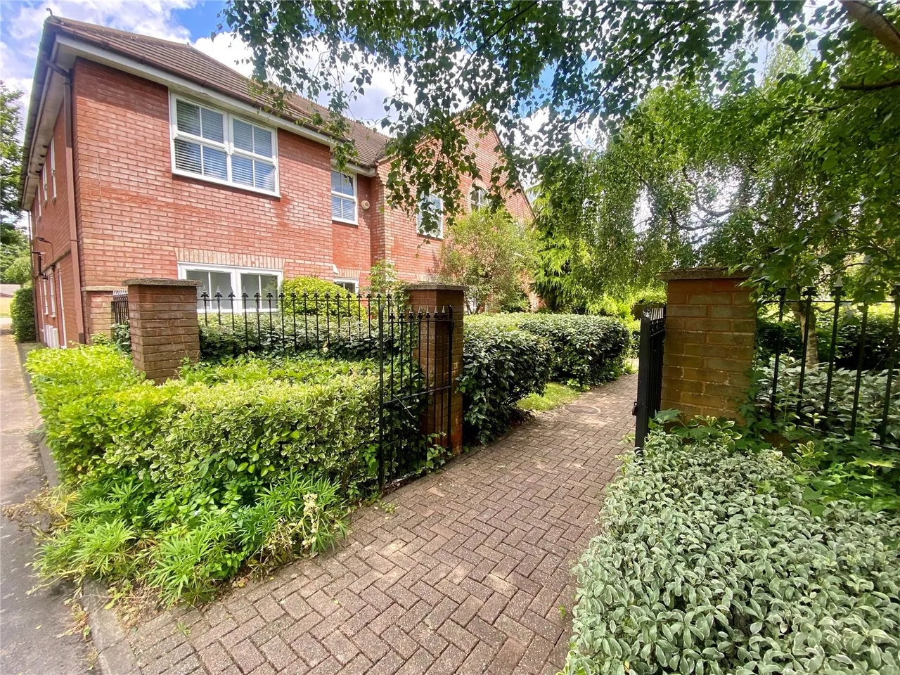 Reading Road, Farnborough, Hampshire, GU14 6NB, photo 2
