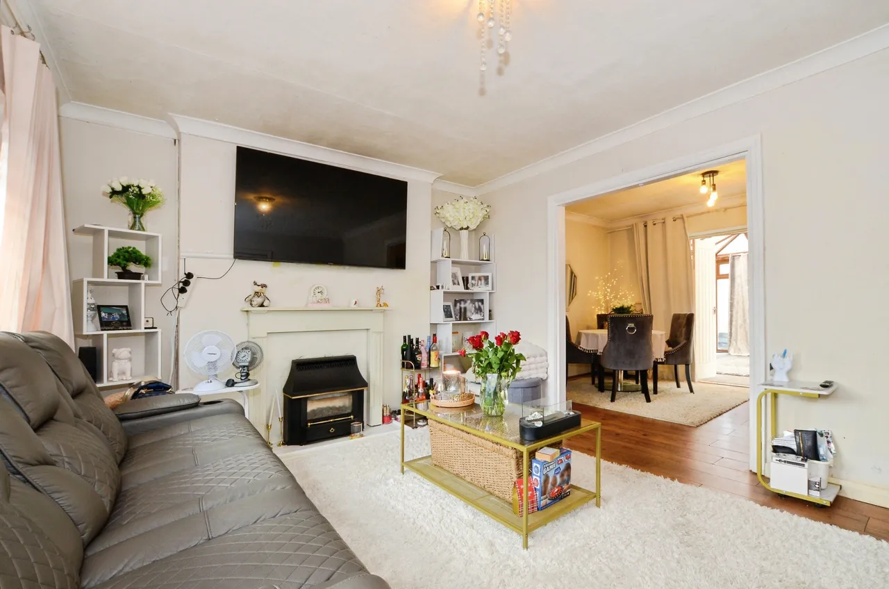 Springfield Gardens, Ruislip, HA4, photo 2
