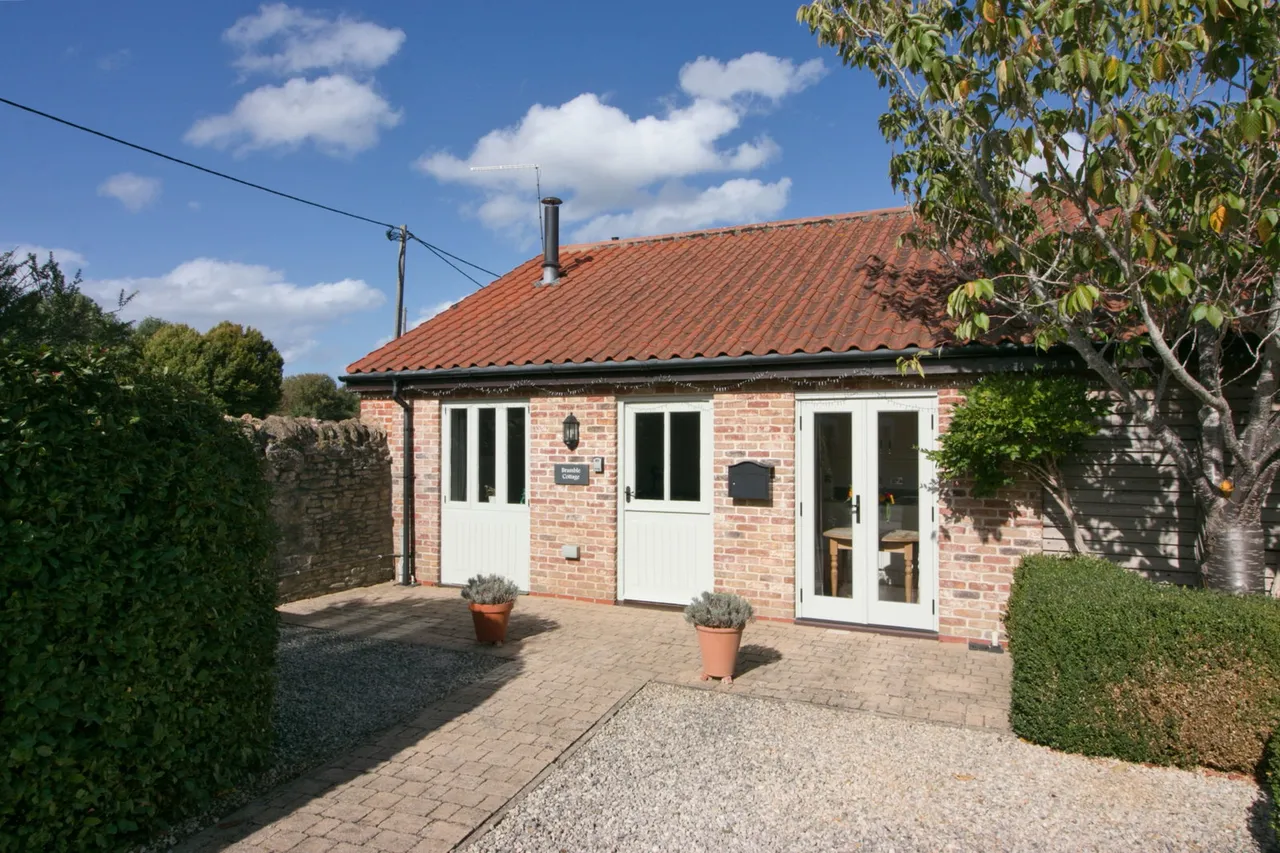2 bed house for sale, Poulshot, SN10