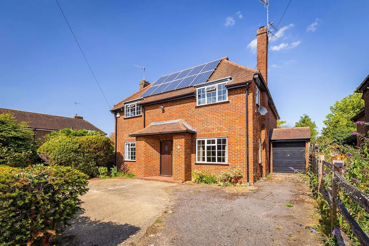 4 bed house for sale — Winterhill Way, Guildford, Surrey, GU4 7LA