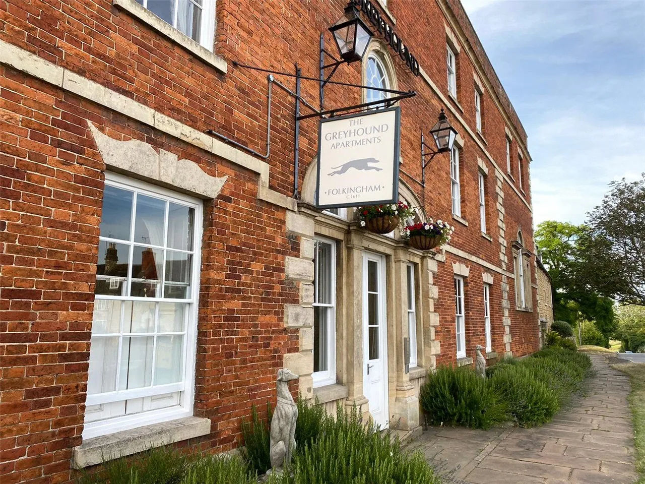 2 bed flat to rent, Market Place, Folkingham, NG34