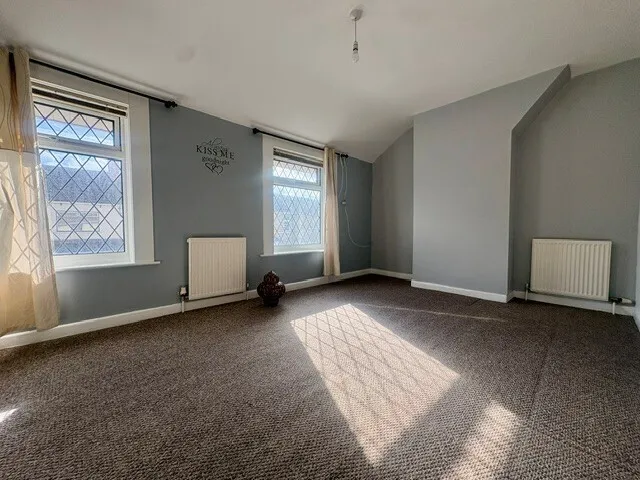 Gorse Hill, SN2, photo 10