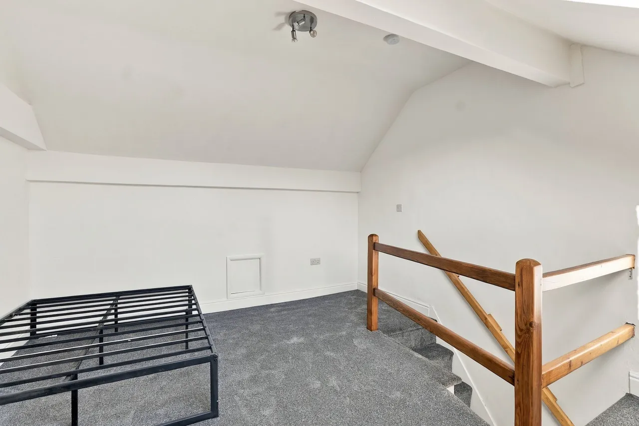 Grosvenor Square, Sheffield, S2, photo 14