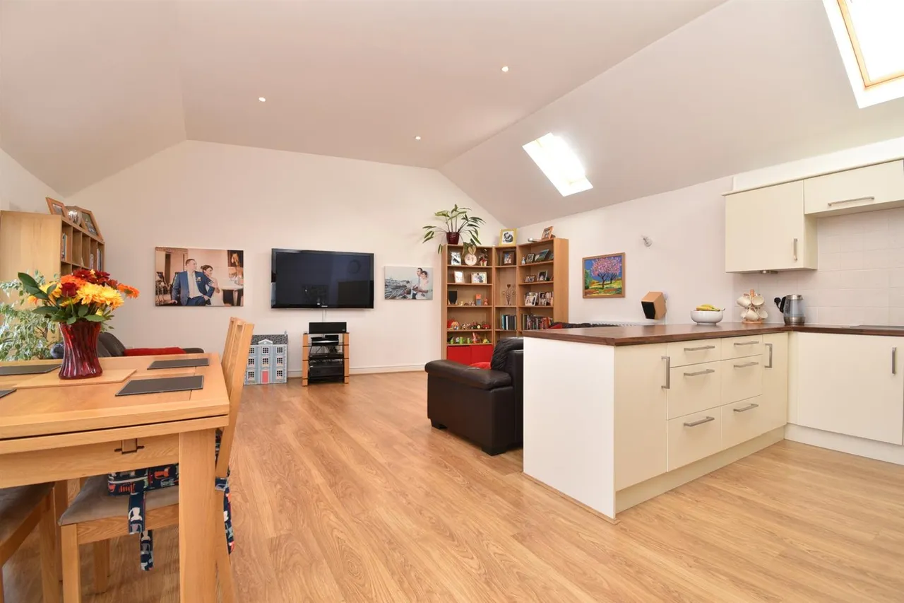 Cotswold Drive, Stevenage, Herts, SG1 6GT, photo 2