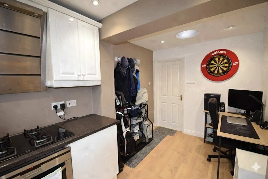 Tesimond Drive, Yateley, Hampshire, GU46 6FE, photo 9
