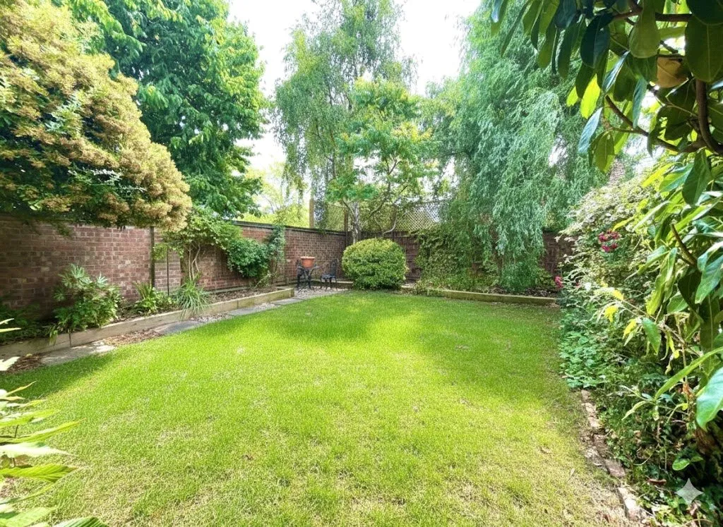 Tesimond Drive, Yateley, Hampshire, GU46 6FE, photo 4