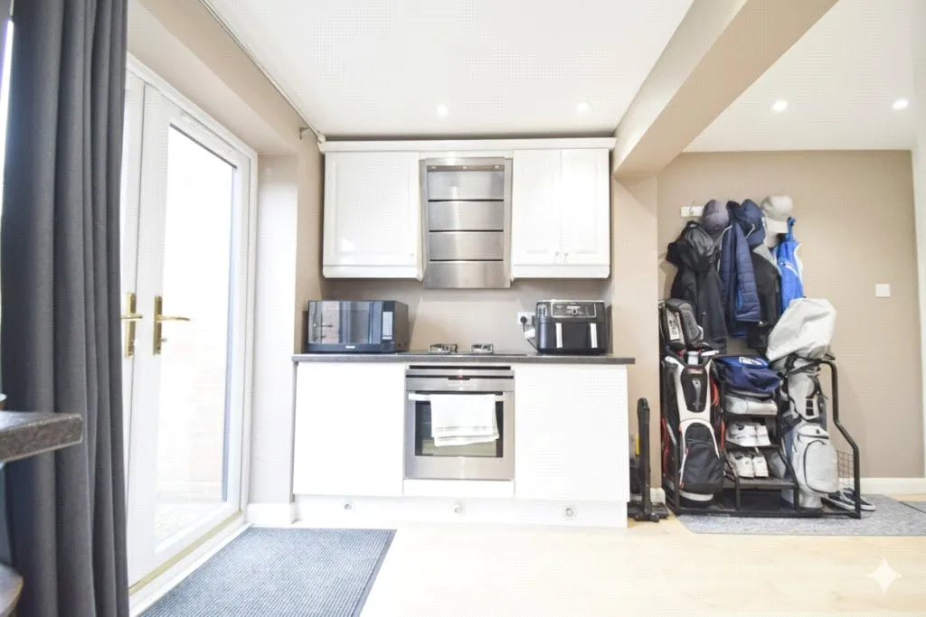 Tesimond Drive, Yateley, Hampshire, GU46 6FE, photo 8