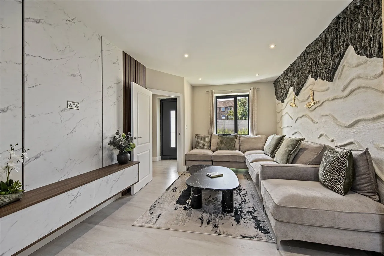 Field Road, Feltham, TW14, photo 4