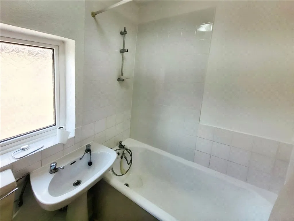 Harvest Road, Englefield Green, TW20, photo 6