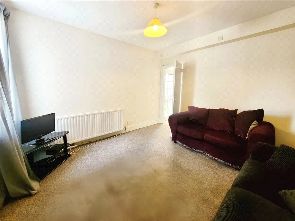 Harvest Road, Englefield Green, TW20, photo 2