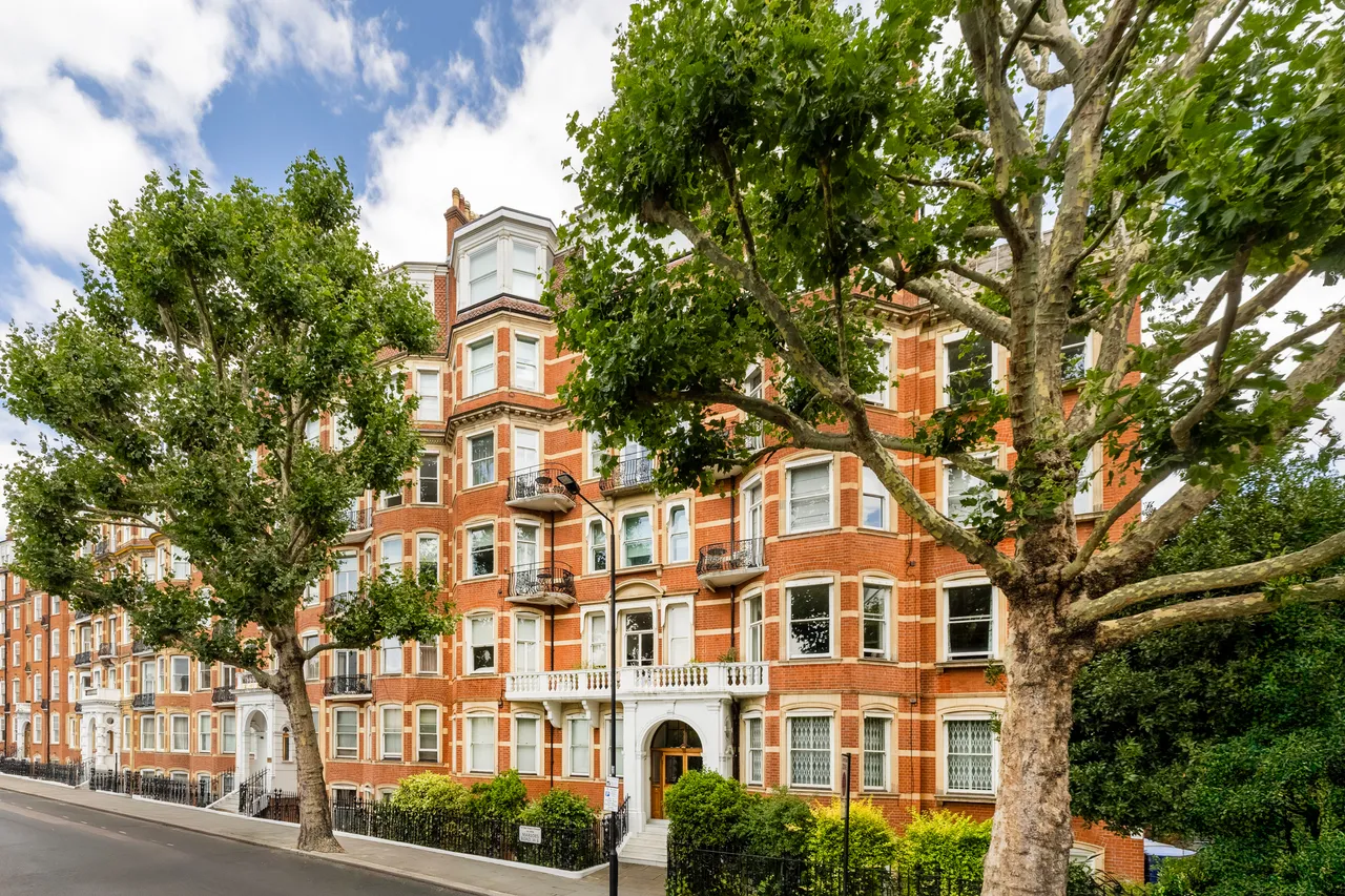 3 bed flat for sale — Sutherland House, Marloes Road, Kensington, London
