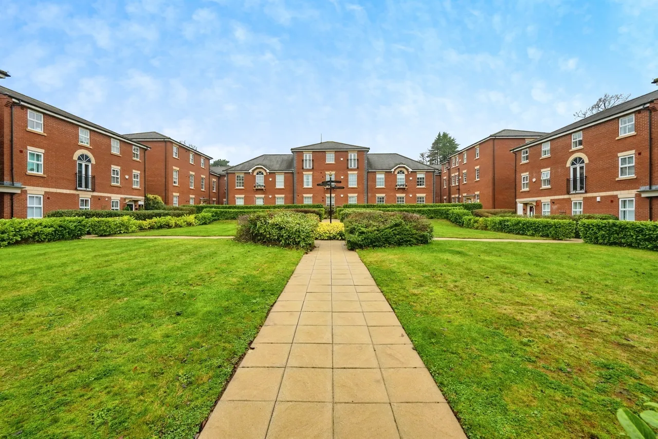 2 bed flat for sale — Nightingale Walk, Burntwood