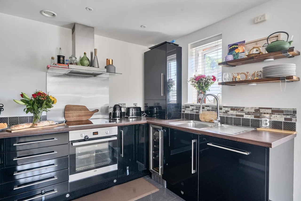 St Monicas Road, Kingswood, photo 9