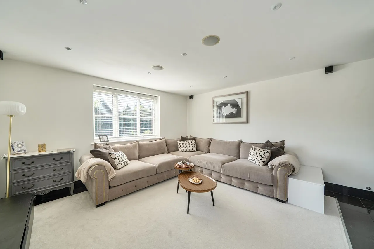 St Monicas Road, Kingswood, photo 6