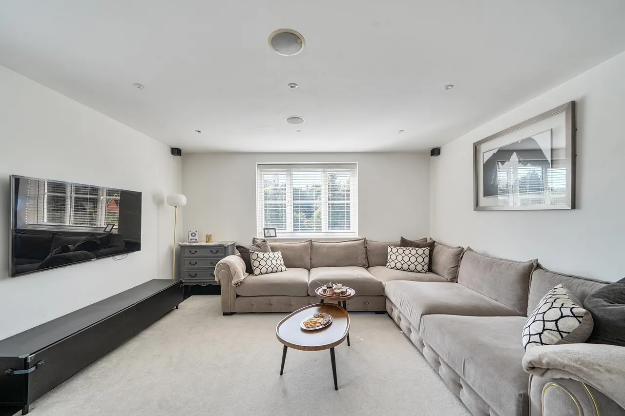 St Monicas Road, Kingswood, photo 4
