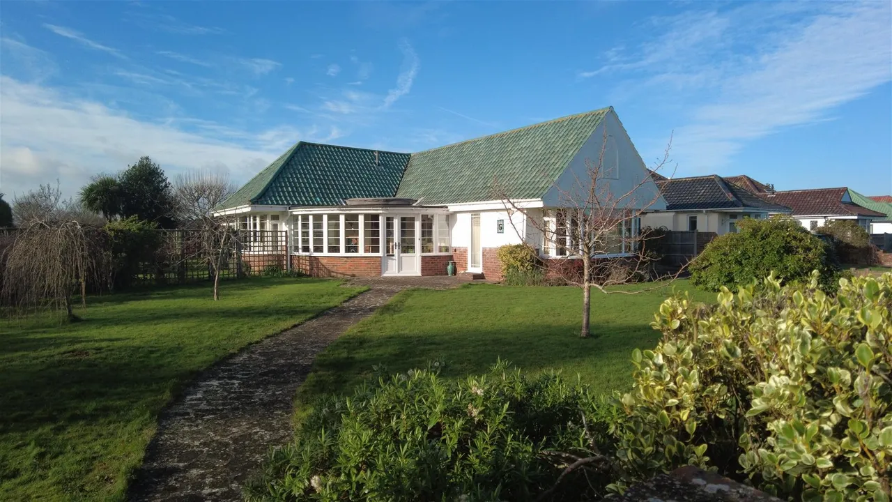 2 bed house for sale — Compton Avenue, Goring-By-Sea, Worthing