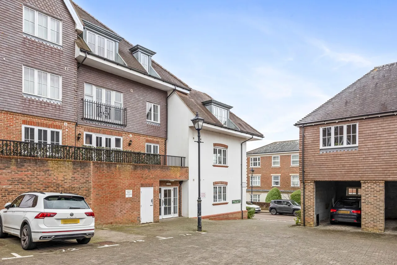 Middle Village, Haywards Heath, RH16, photo 13