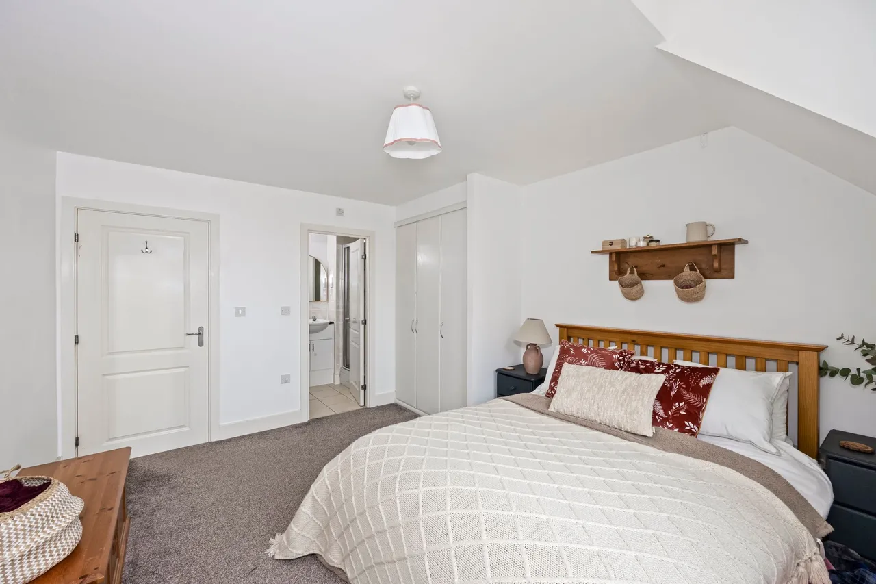 Middle Village, Haywards Heath, RH16, photo 8