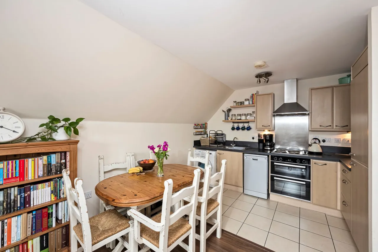Middle Village, Haywards Heath, RH16, photo 5