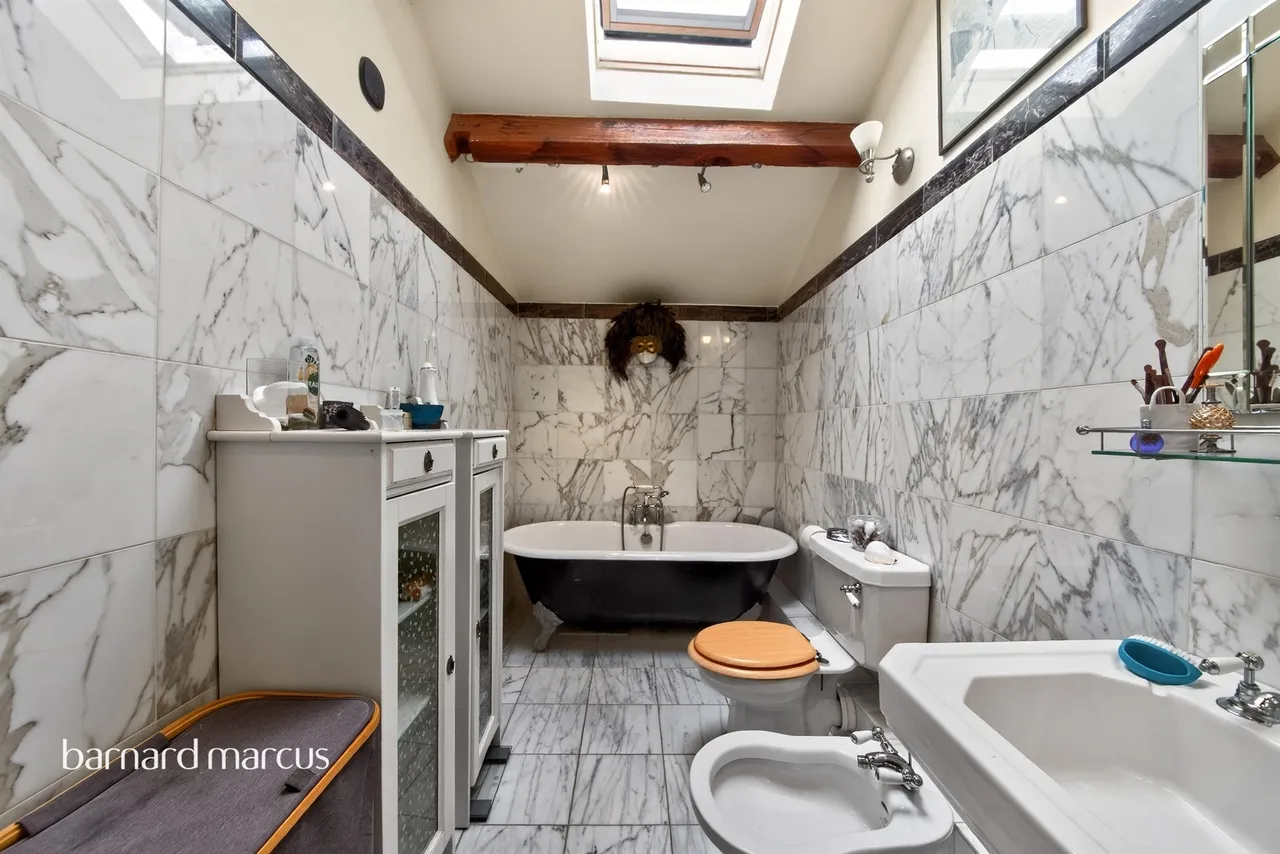 Royal Drive, London, N11, photo 8
