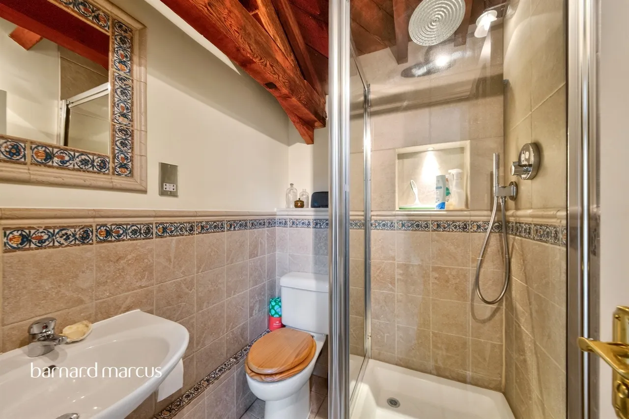 Royal Drive, London, N11, photo 14