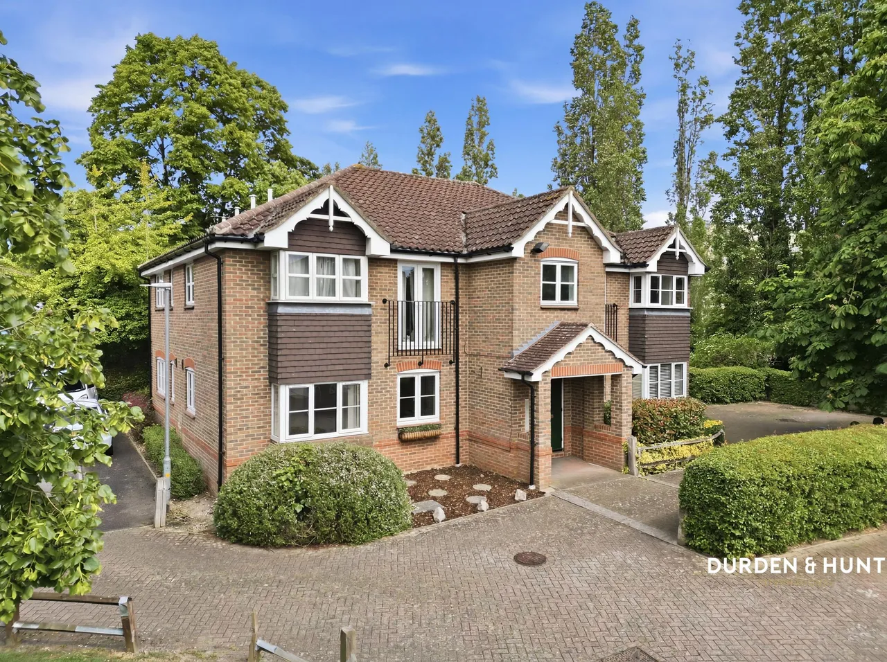 2 bed flat for sale, School House Gardens, Loughton, IG10