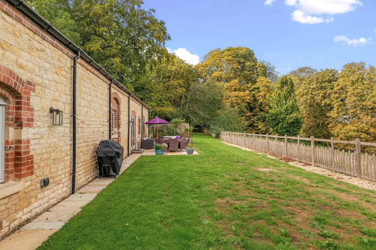 Hall Lane, Harrowby, NG31, photo 23