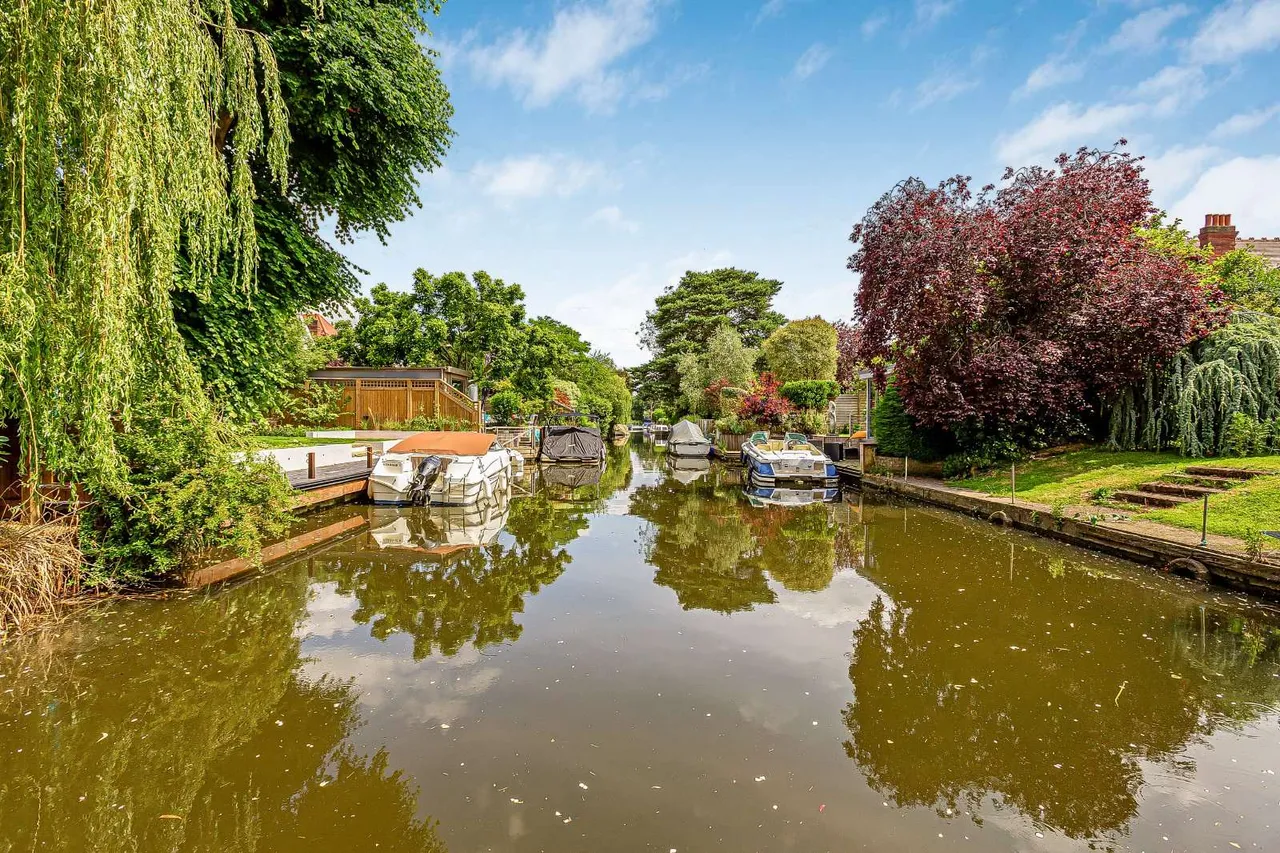 Broom Water West, Teddington, Middlesex, TW11 9QH, photo 10