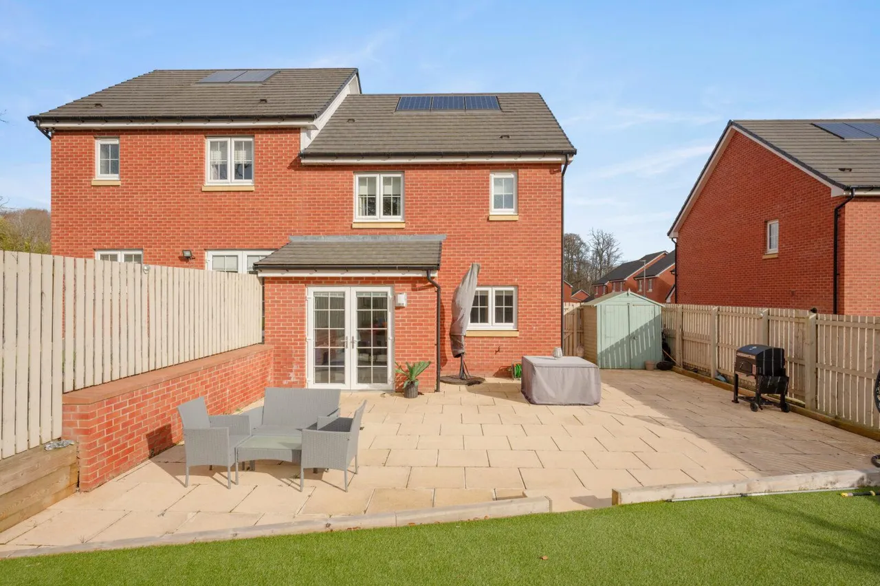 3 bed house for sale — Bishop Loch Gardens, Gartcosh, G69 8GF