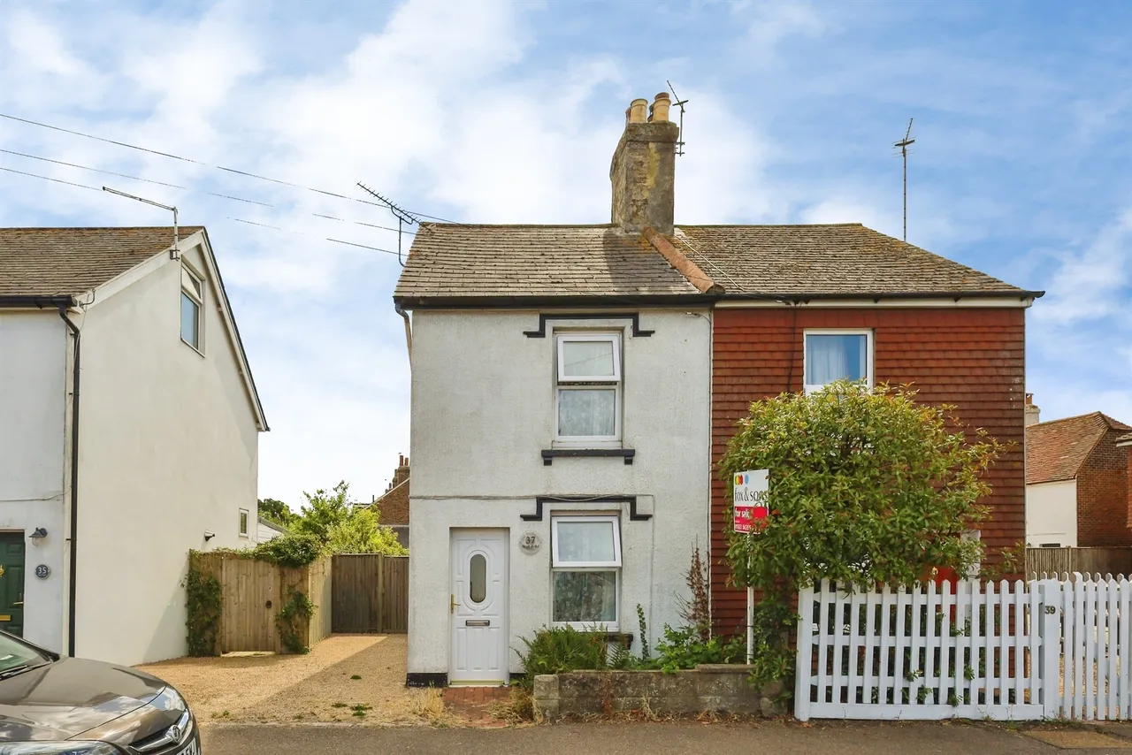 2 bed house for sale, South Road, Hailsham, BN27