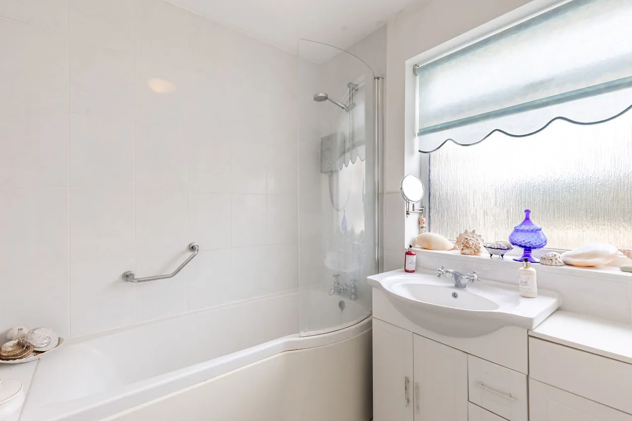 Attractive Three Bedroom Bungalow in, photo 12