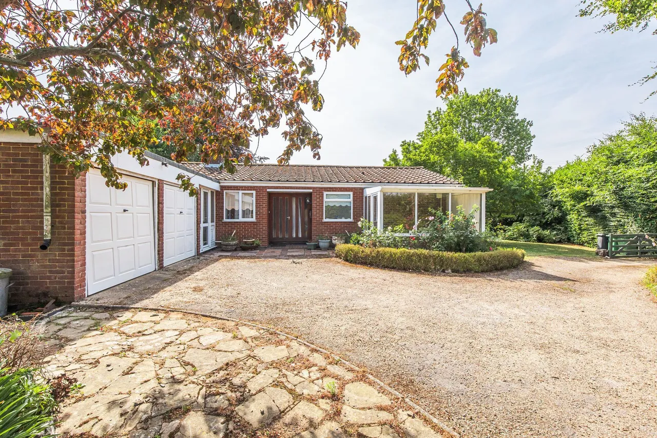 Attractive Three Bedroom Bungalow in, photo 9