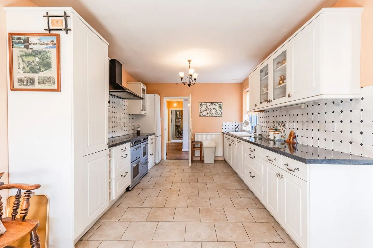 Attractive Three Bedroom Bungalow in, photo 2