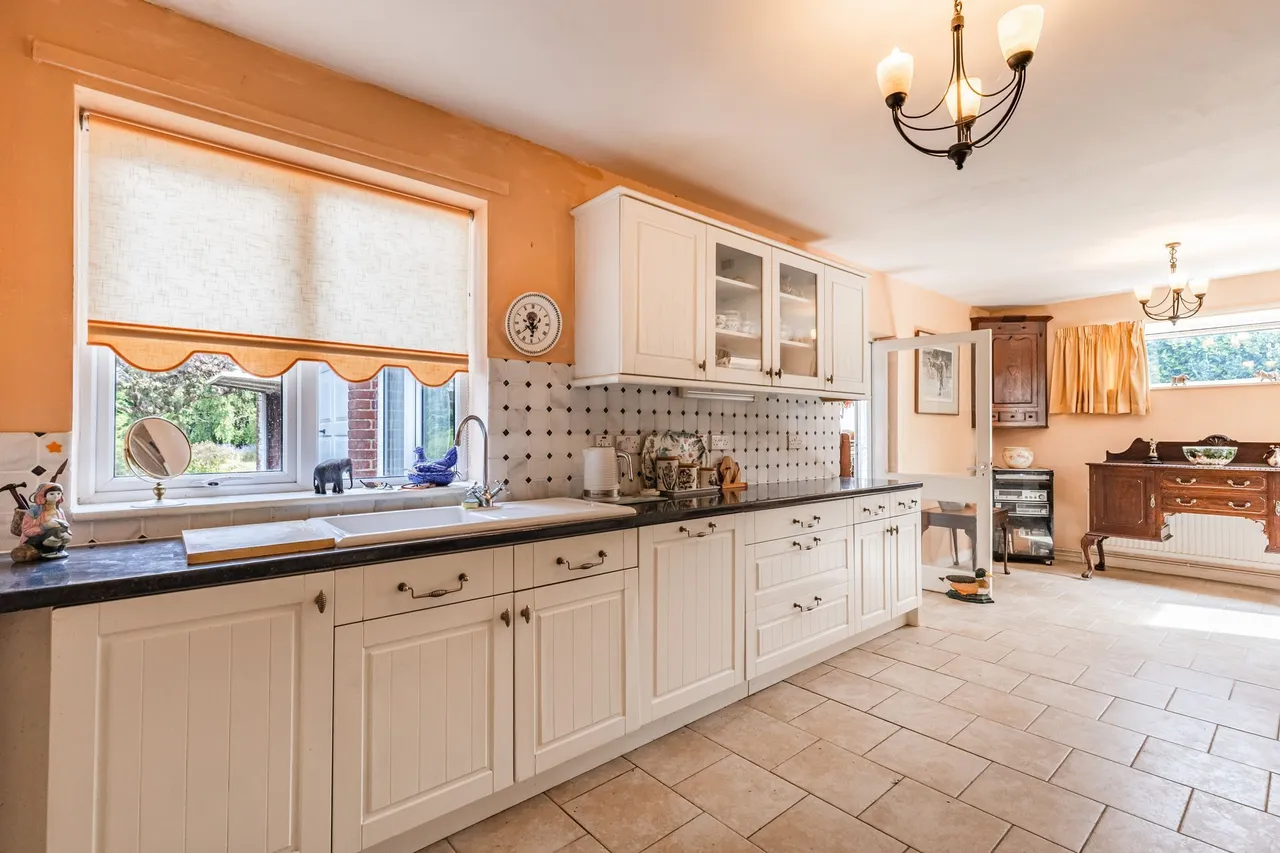 Attractive Three Bedroom Bungalow in, photo 4
