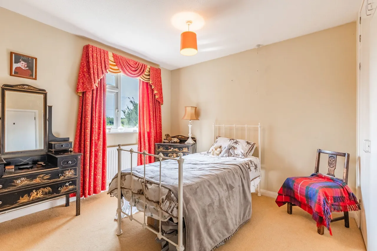 Attractive Three Bedroom Bungalow in, photo 8
