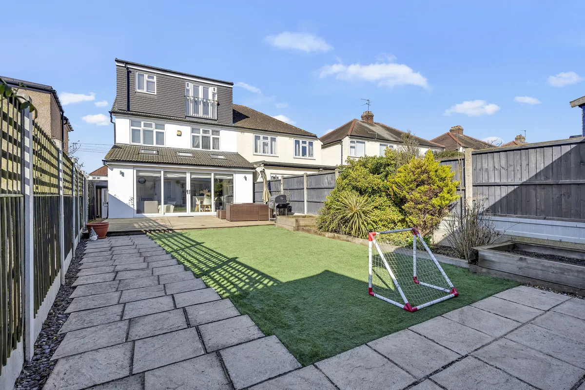 Havering Road, Romford, Rise Park, RM1 4RB, photo 9