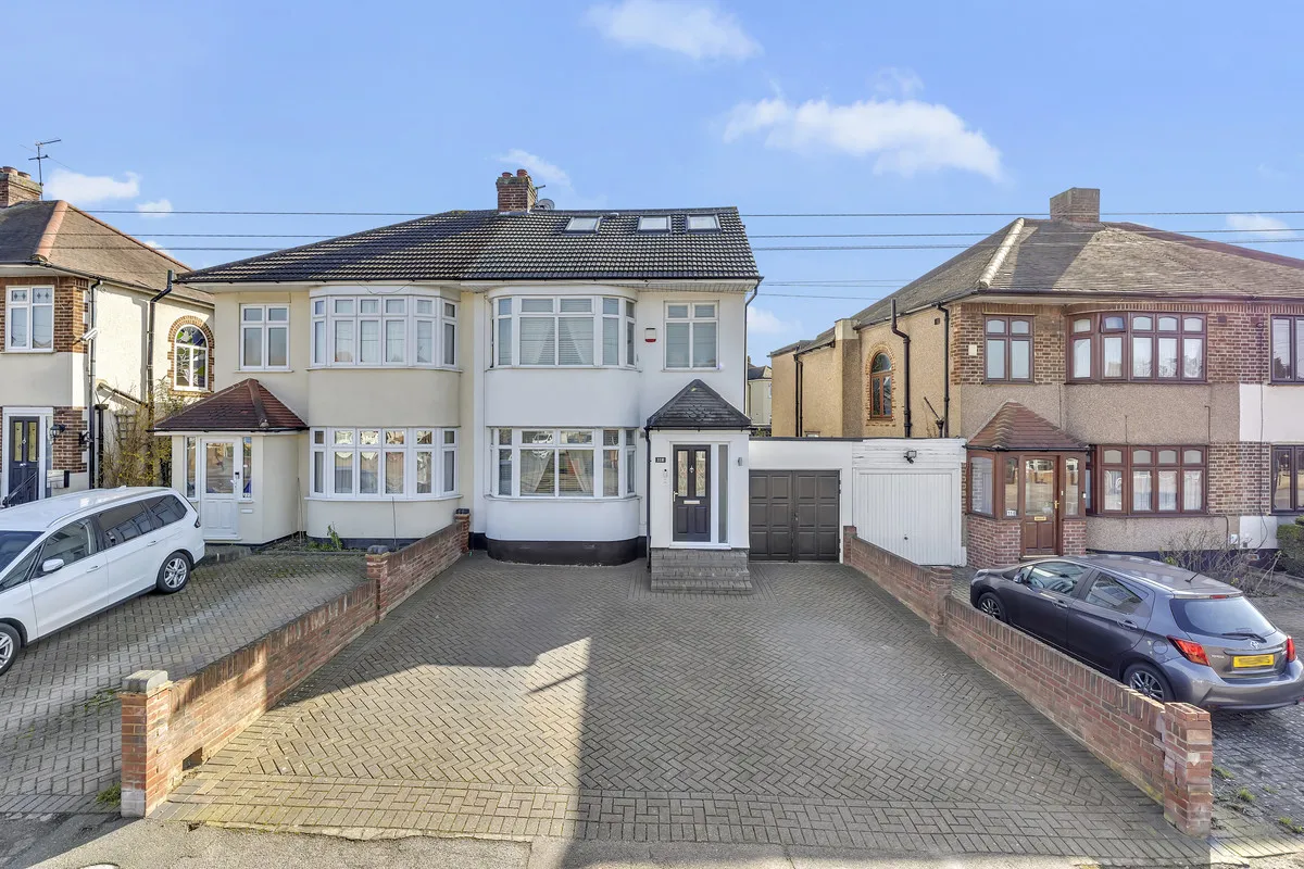 4 bed house for sale — Havering Road, Romford, Rise Park, RM1 4RB