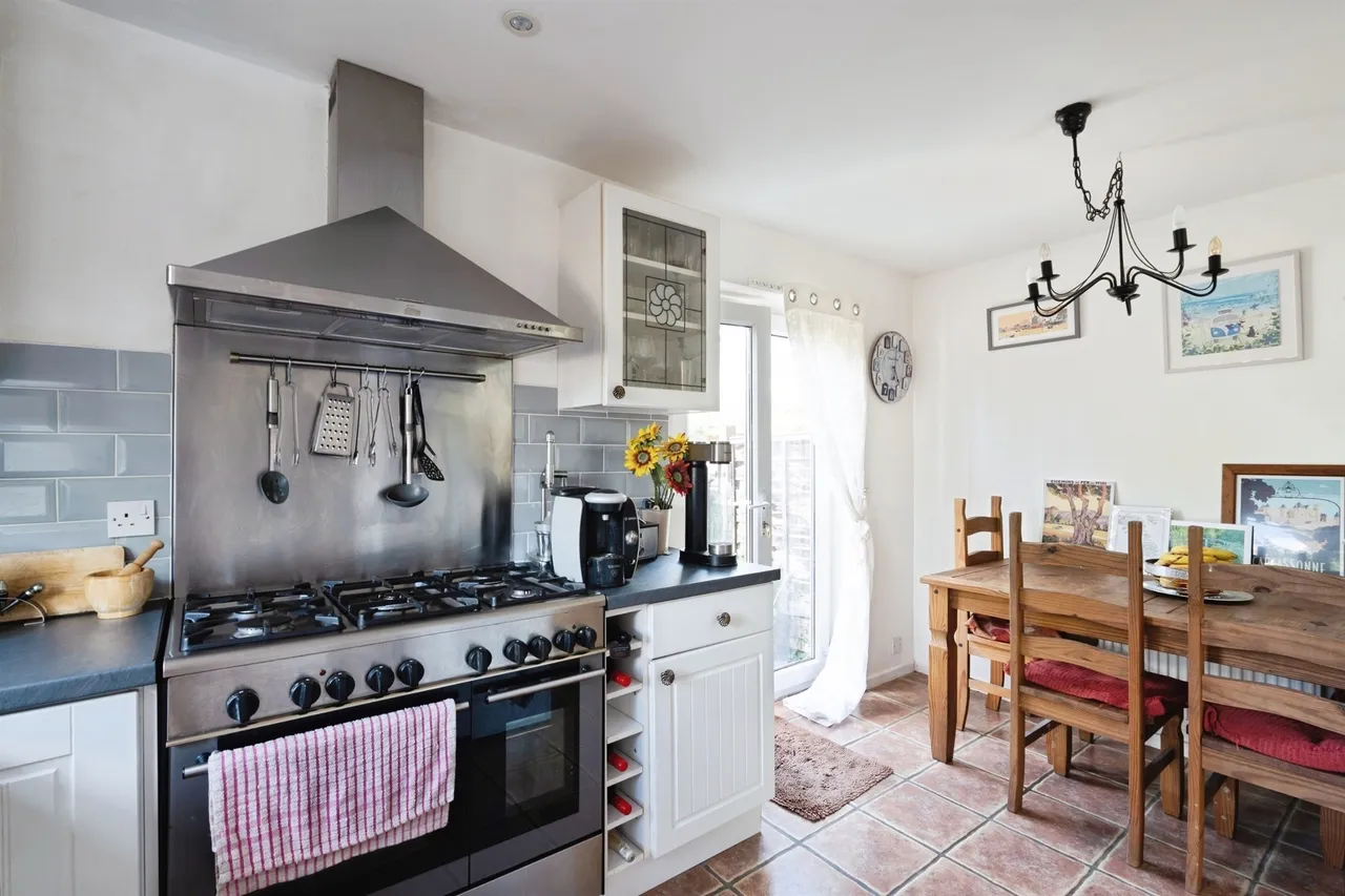 Elm Road, Westergate, CHICHESTER, photo 11
