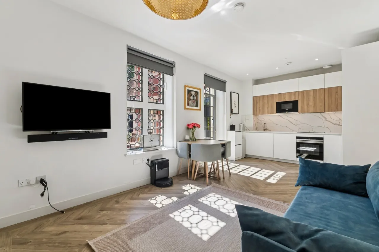 1 bed flat for sale, Holt Gardens, London, SW17