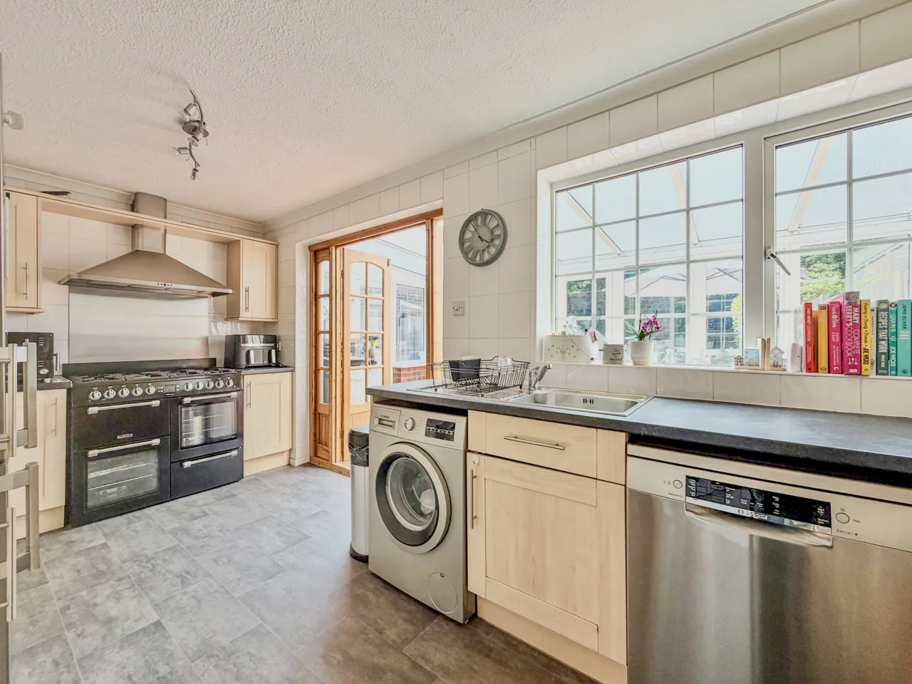 Ryder Close, Bovingdon, photo 9