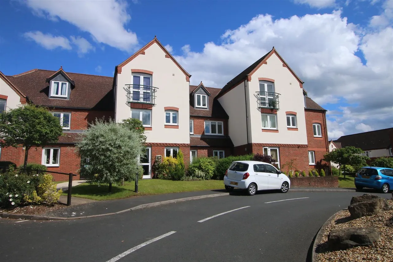 2 bed flat for sale — Worcester Road, Hagley, Stourbridge
